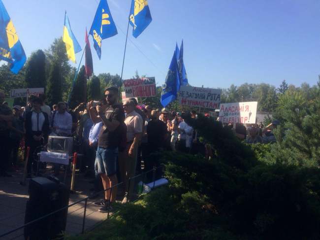 Кувалдой по цензуре на "Суспильном": несколько сотен активистов требовали отставки Аласании